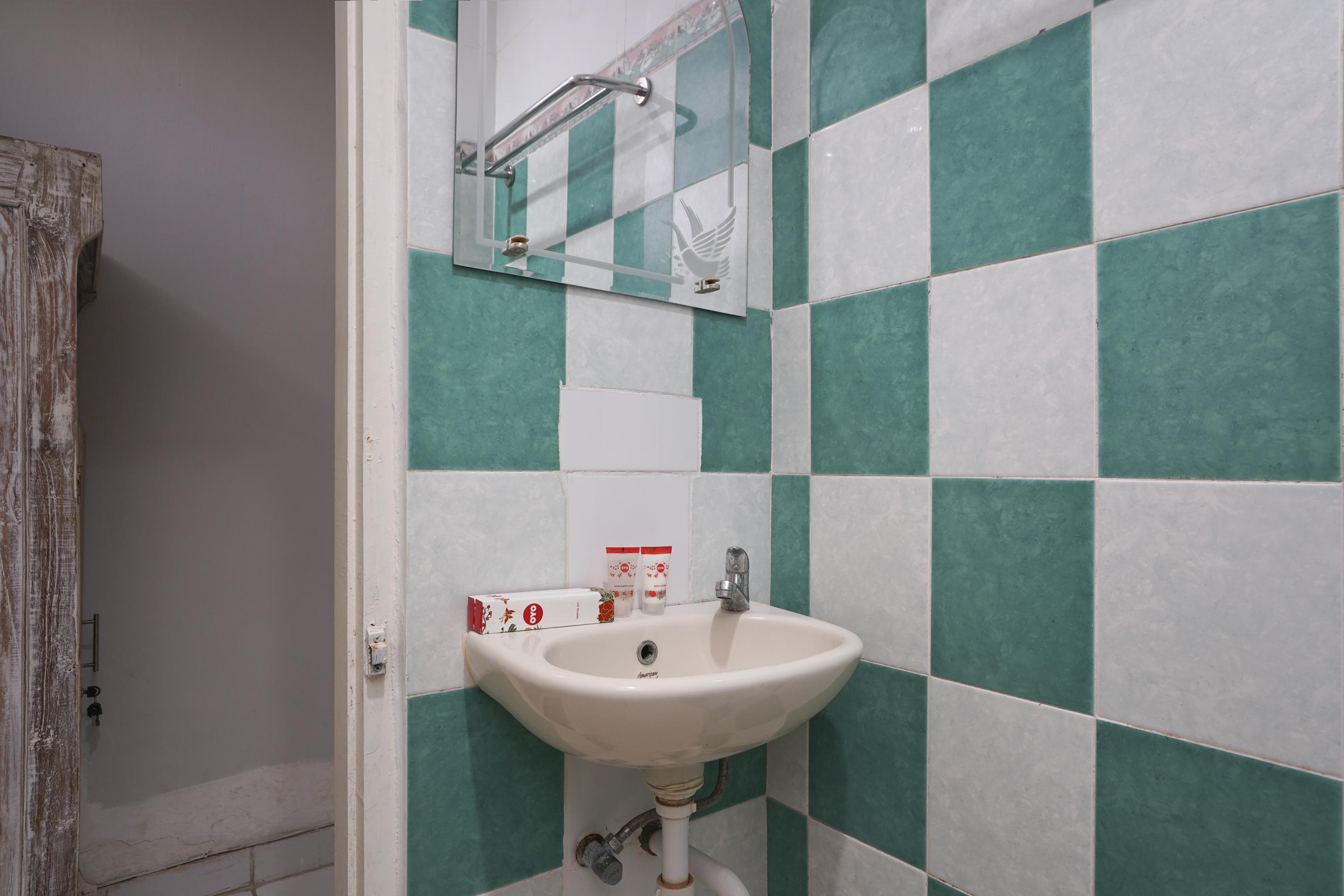Oyo 1934 Sedana Inn Кута Экстерьер фото